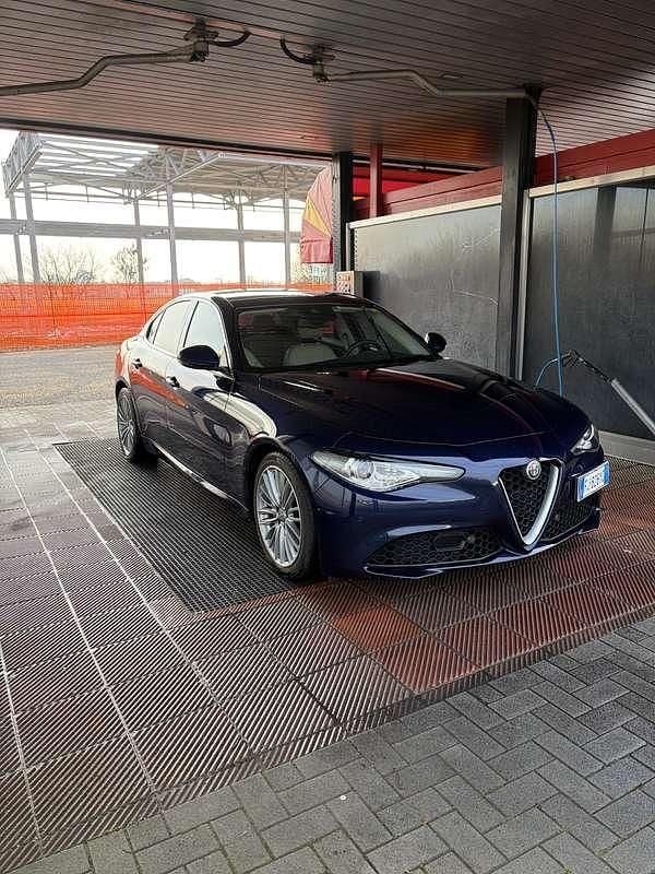 Usata Alfa Romeo Giulia Super 180 CV (132 kW) 2017 Blu Berlina