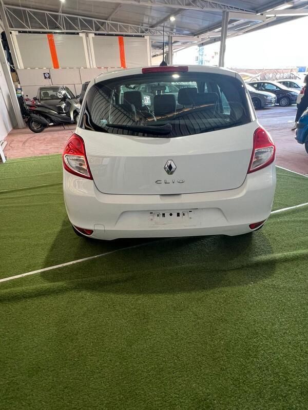Usata Renault Clio II Dynamique 75 CV (55 kW) 2010 Bianco Berlina