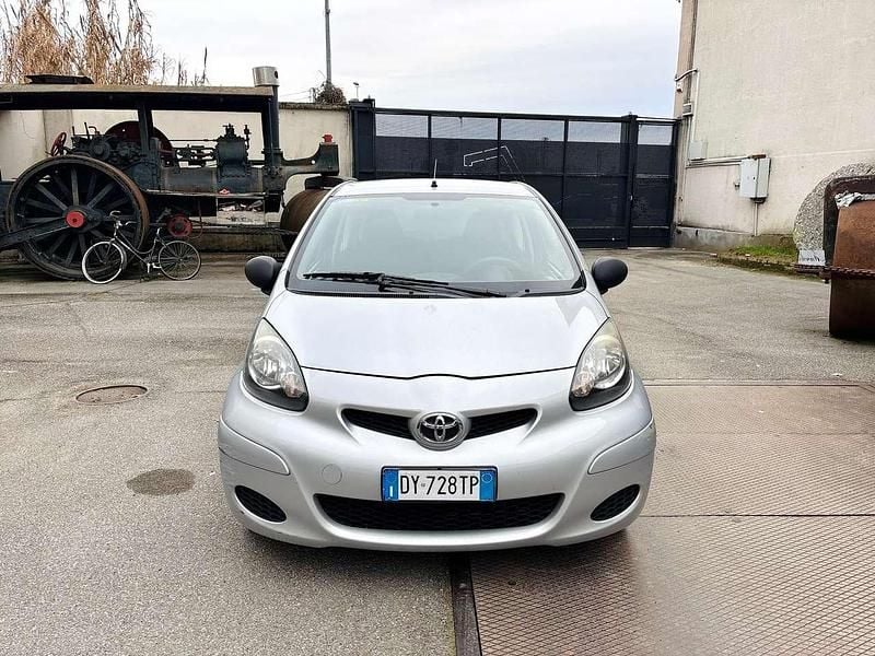 Usata Toyota Aygo Sol 68 CV (50 kW) 2009 Argento Utilitaria