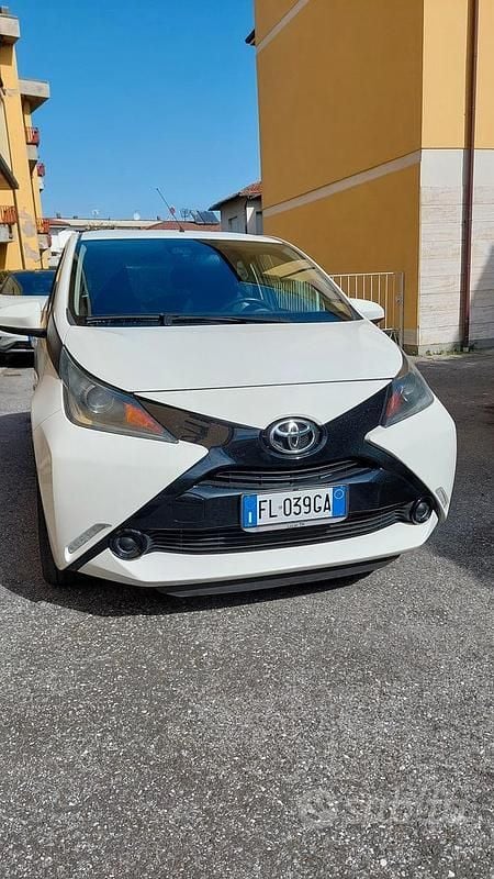 Usata Toyota Aygo X-cite 69 CV (50 kW) 2017 Bianco Utilitaria