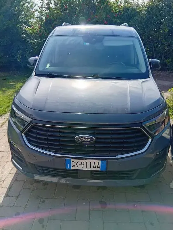 Usata Ford Tourneo Connect Titanium 122 CV (89 kW) 2023 Grigio Monovolume