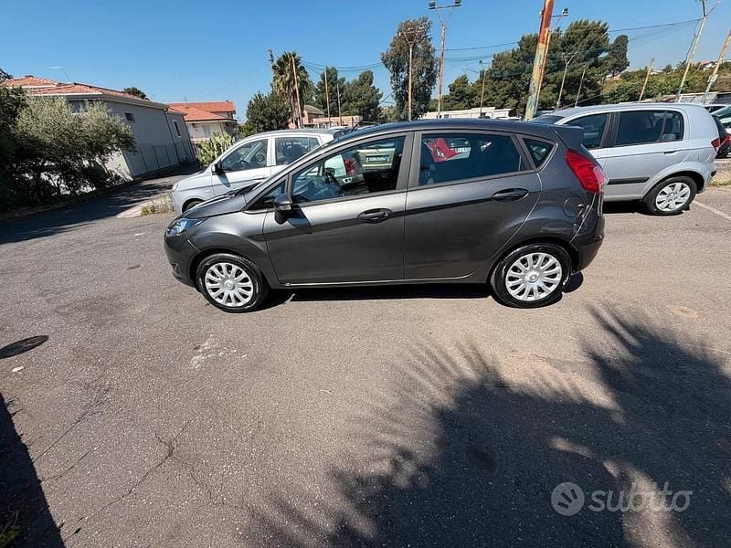 Usata Ford Fiesta Titanium 60 CV (44 kW) 2015 Grigio Berlina