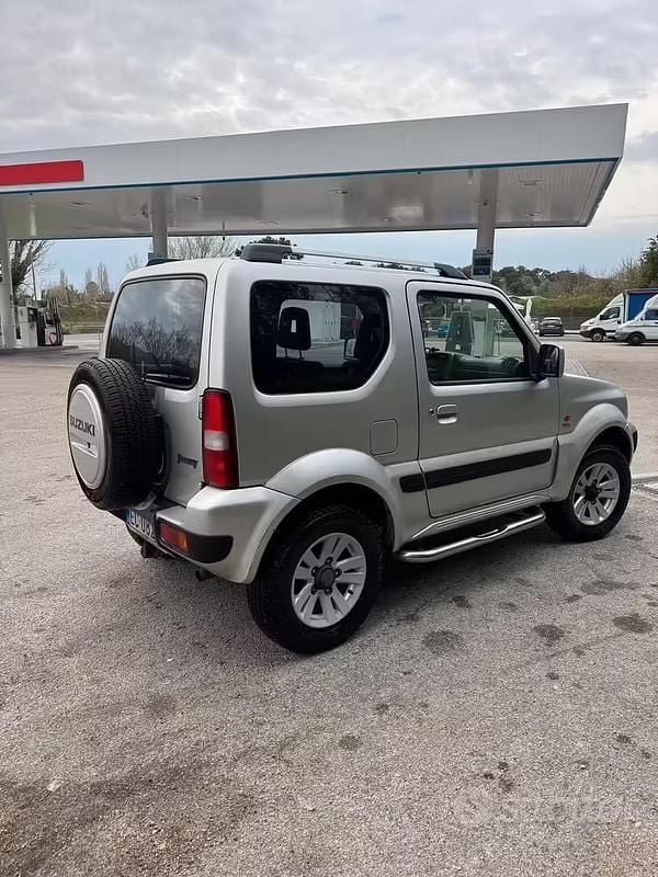 Usata Suzuki Jimny 86 CV (63 kW) 2010 Grigio SUV