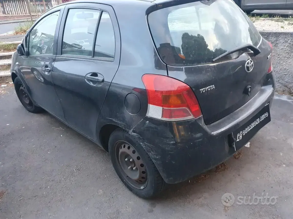 Usata Toyota Yaris 90 CV (66 kW) 2010 Nero Utilitaria