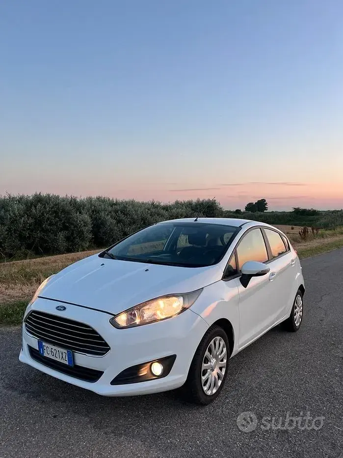 Usata Ford Fiesta 75 CV (55 kW) 2016 Bianco Utilitaria