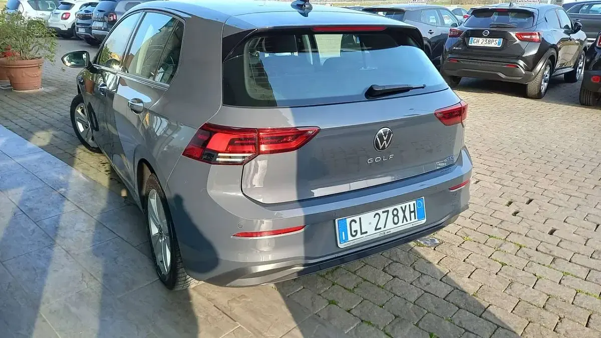 Usata VW Golf VIII Life 110 CV (80 kW) 2022 Dolphin grey metall Berlina