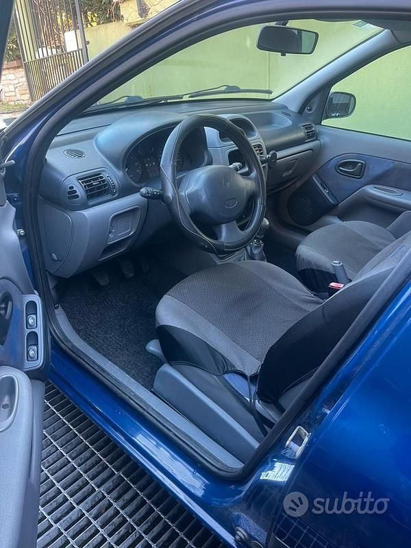 Usata Renault Clio II 75 CV (55 kW) 1999 Blu Berlina