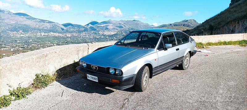 Begagnad Alfa Romeo Alfetta 130 HK (95 kW) 1985 Grå Sportkupé