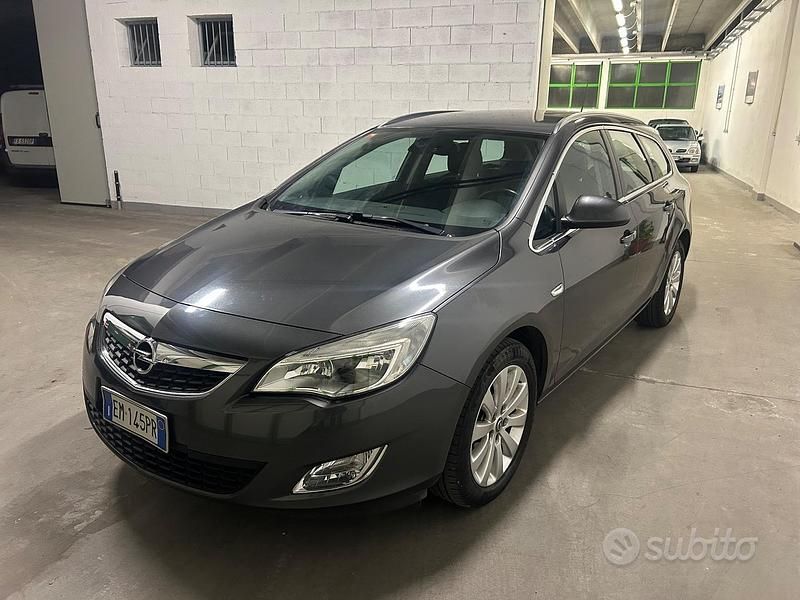 Usata Opel Astra Cosmo 110 CV (80 kW) 2012 Grigio Station wagon