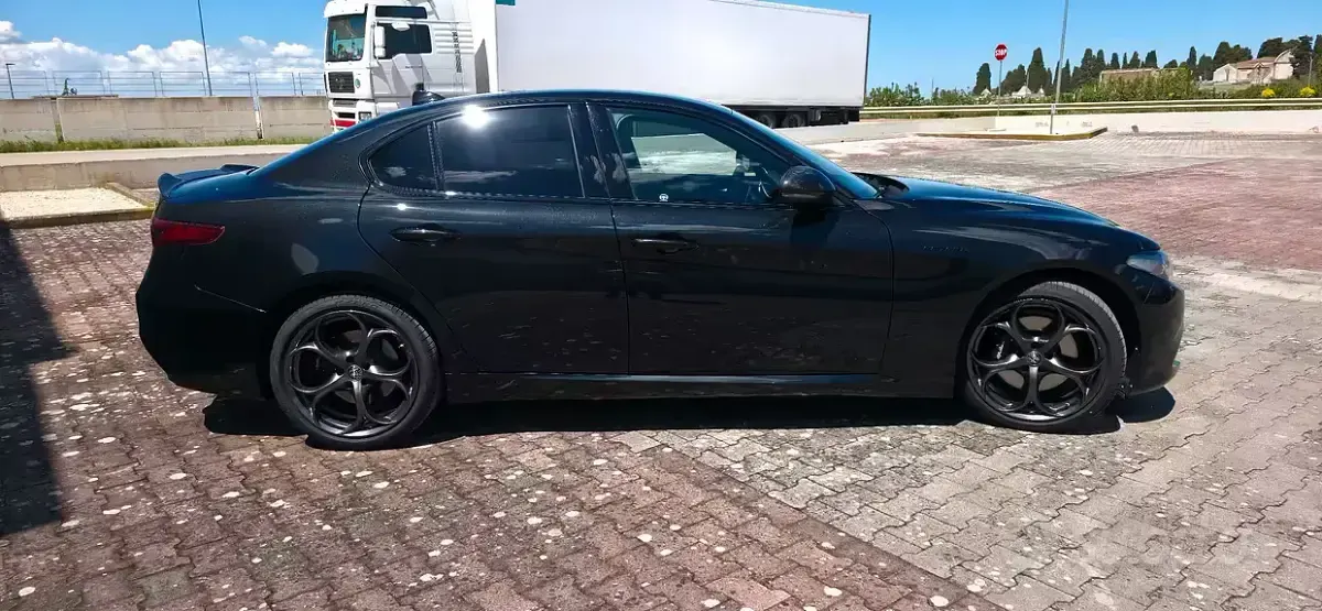 Usata Alfa Romeo Giulia Estrema 211 CV (155 kW) 2023 Nero Berlina