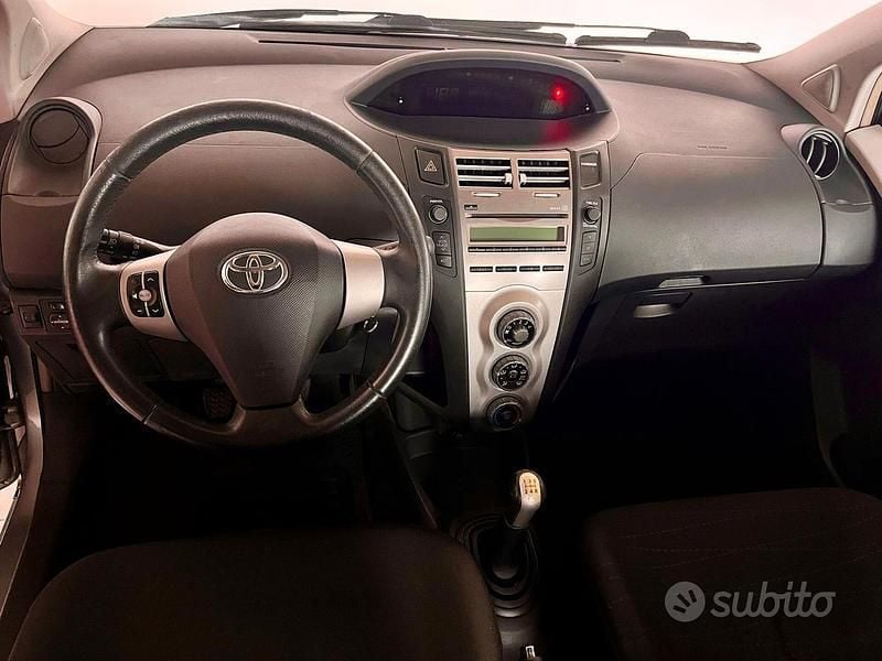 Usata Toyota Yaris 90 CV (66 kW) 2007 Grigio Utilitaria
