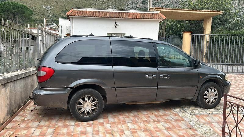 Usata Chrysler Voyager 150 CV (110 kW) 2005 Grigio Monovolume