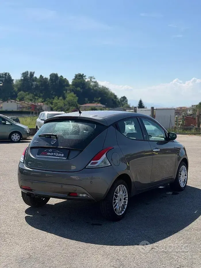 Usata Lancia Ypsilon Platinum 69 CV (50 kW) 2016 Grigio Utilitaria
