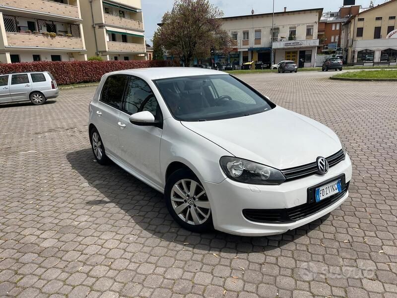 Usata VW Golf VI 105 CV (77 kW) 2011 Bianco Utilitaria