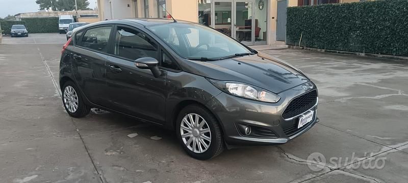 Usado Ford Fiesta Business Edition 95 HP (69 kW) 2017 Cinzento Sedan
