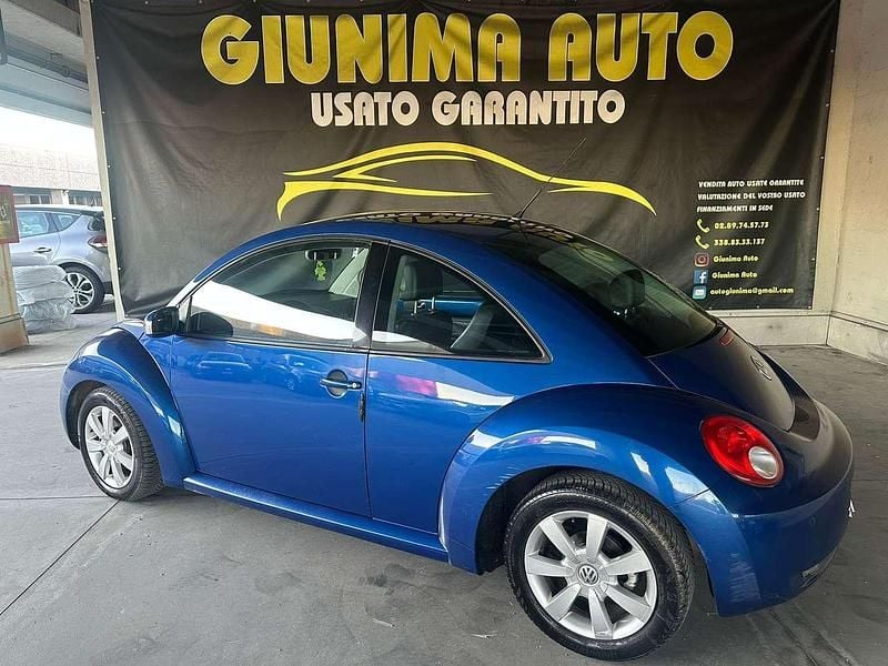Usata VW New Beetle 105 CV (77 kW) 2007 Blu Utilitaria