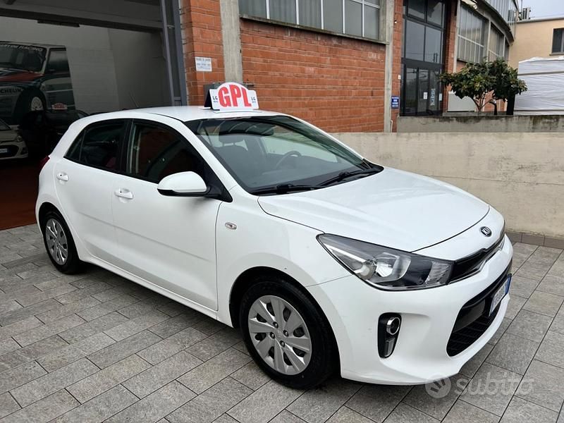 Usado Kia Rio 81 HP (59 kW) 2018 Branco Sedan