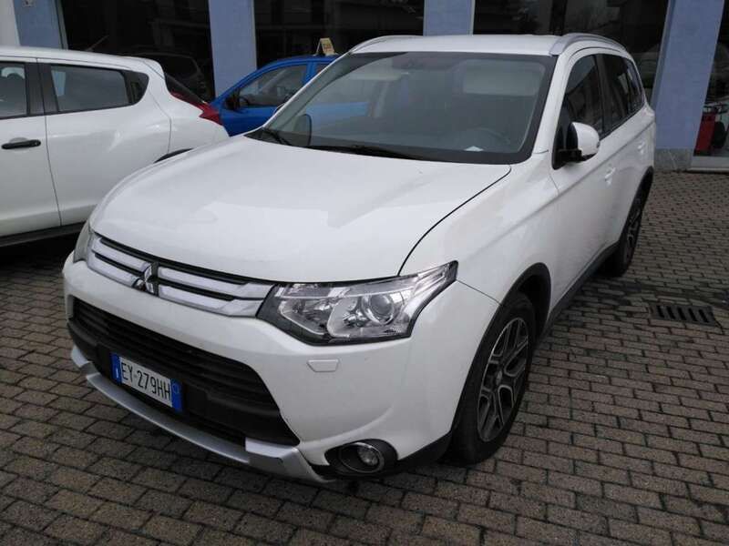 Usata Mitsubishi Outlander Instyle 150 CV (110 kW) 2015 Bianco pastello SUV