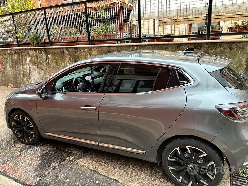 Grigio Usata 2024 Renault Clio V Techno Tre volumi | 15.000 € (Buon prezzo) - Immagine 1/4