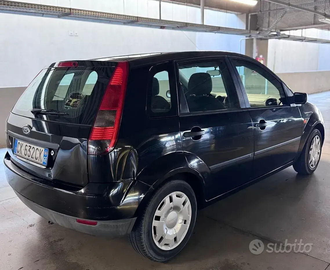 Usata Ford Fiesta Zetec 75 CV (55 kW) 2004 Nero Utilitaria