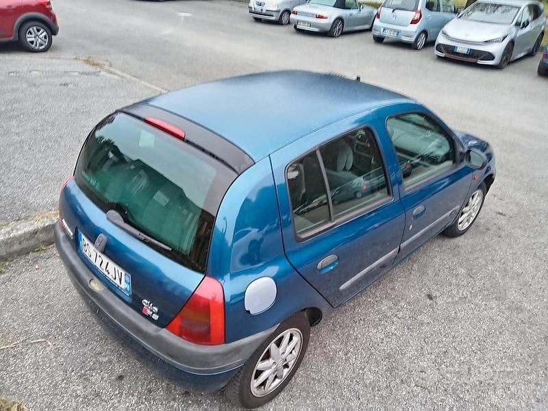 Usata Renault Clio II 58 CV (42 kW) 2001 Blu Berlina