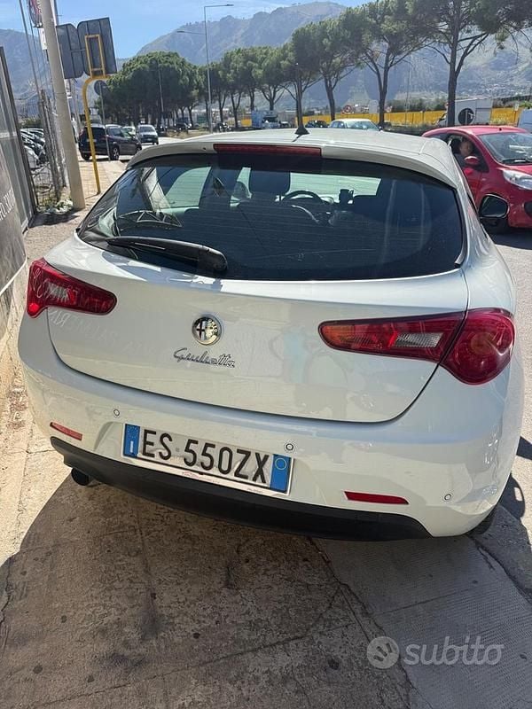 Usata Alfa Romeo Giulietta Distinctive 105 CV (77 kW) 2013 Bianco Utilitaria