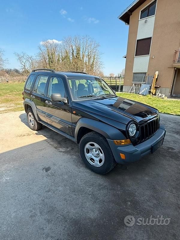 Usata Jeep Cherokee 116 CV (85 kW) 2008 Nero SUV