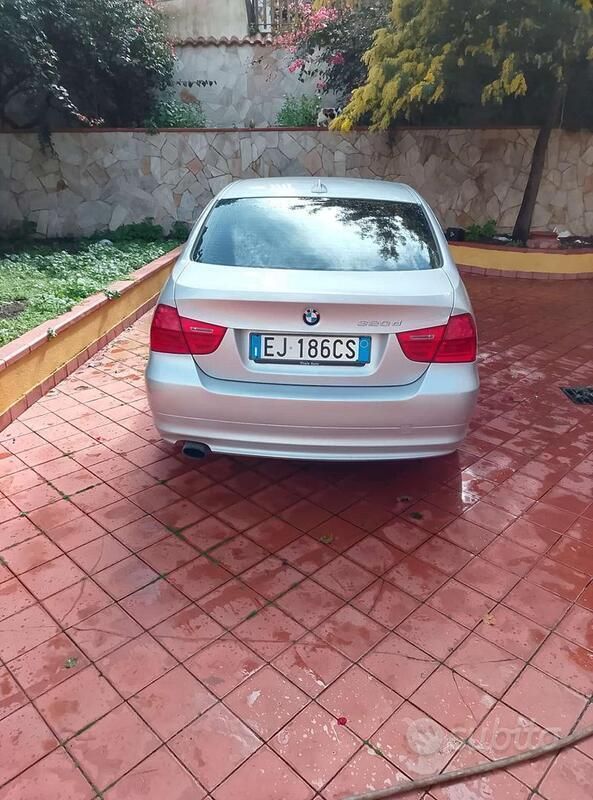 Grigio Usata 2011 BMW 320 Tre volumi | 6300 € (Buon prezzo) - Immagine 1/4