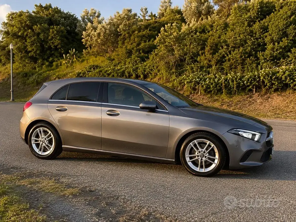 Usata Mercedes A180 116 CV (85 kW) 2019 Grigio Berlina