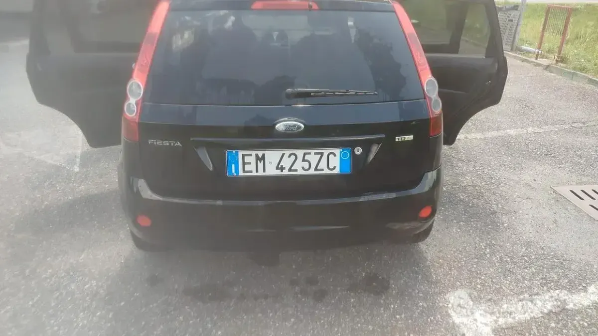 Usata Ford Fiesta 68 CV (50 kW) 2006 Nero Utilitaria