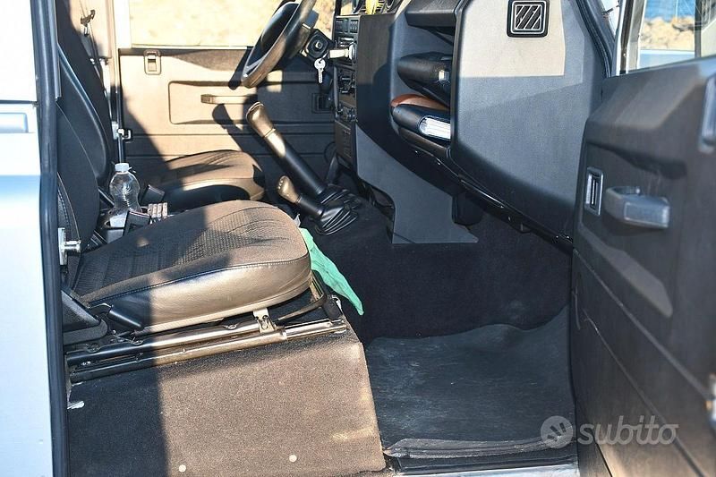 Gebraucht Land Rover Defender 122 PS (89 kW) 2010 Grau Kombi