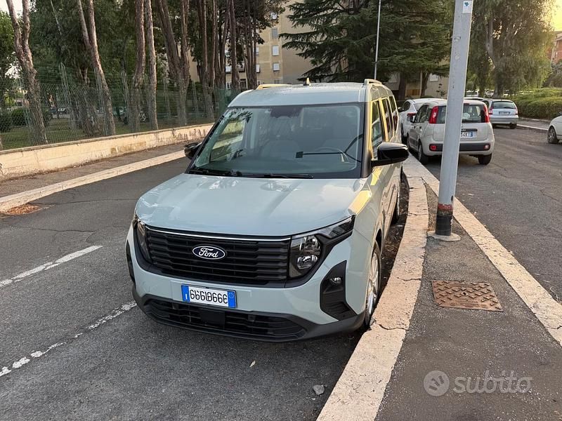 Usata Ford Tourneo Courier Titanium 125 CV (91 kW) 2024 Grigio Monovolume