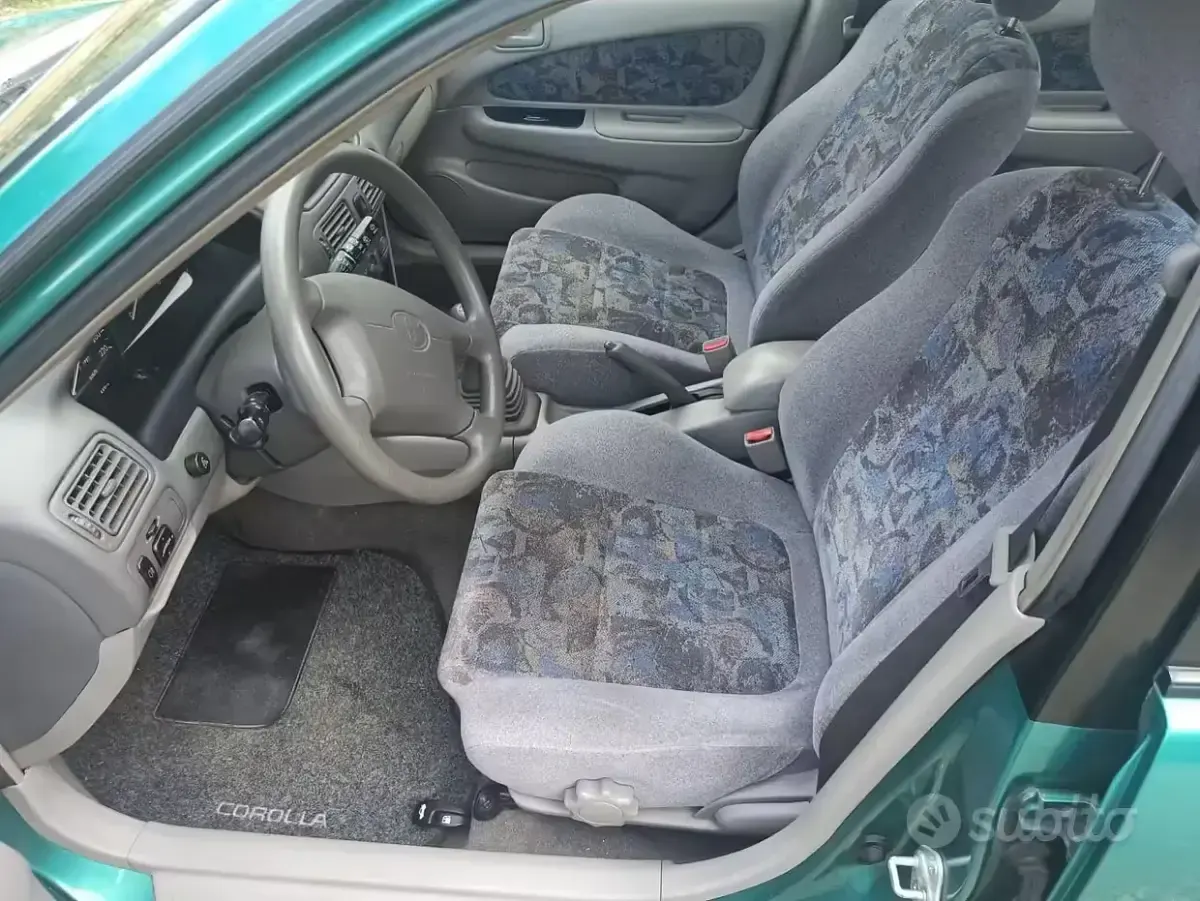 Usata Toyota Corolla 86 CV (63 kW) 1998 Verde Berlina
