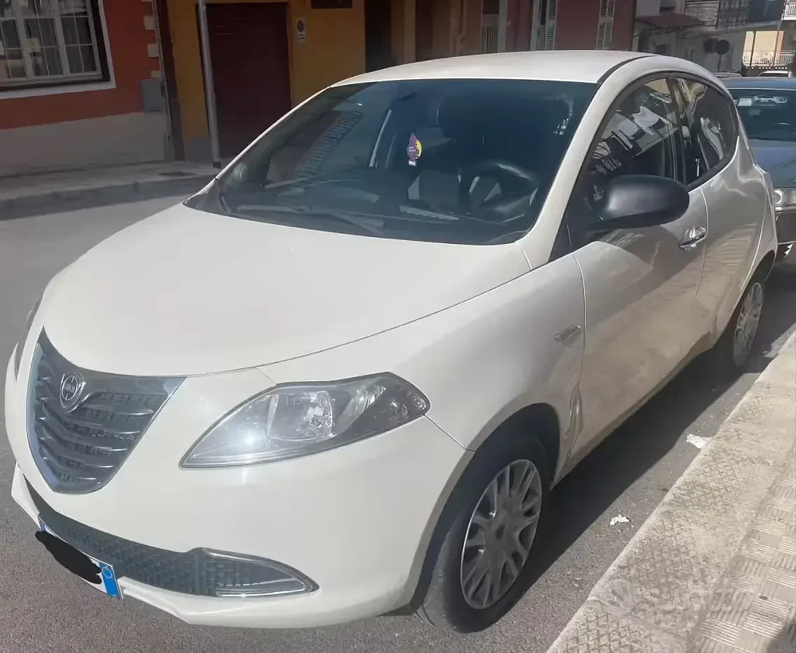 Usata Lancia Ypsilon 95 CV (69 kW) 2014 Bianco Utilitaria