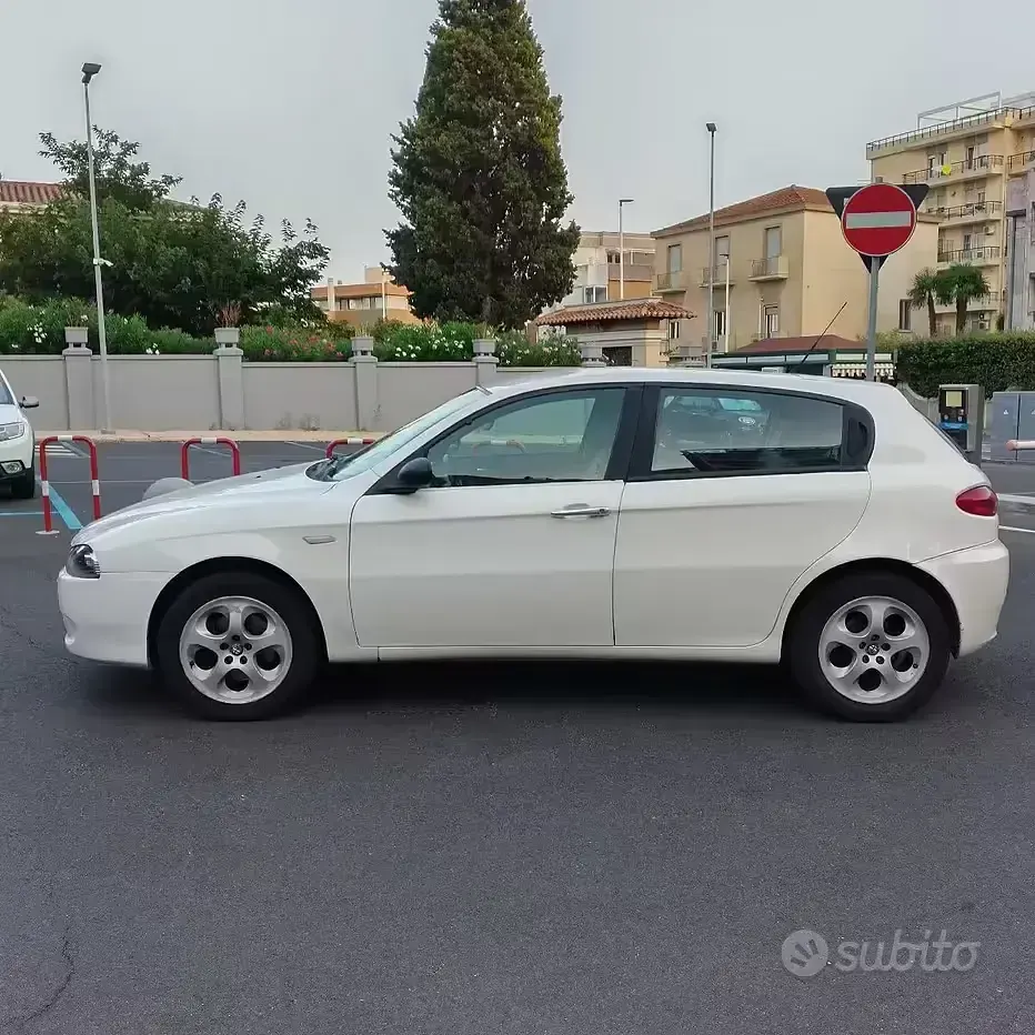 Usata Alfa Romeo 147 105 CV (77 kW) 2006 Bianco Utilitaria