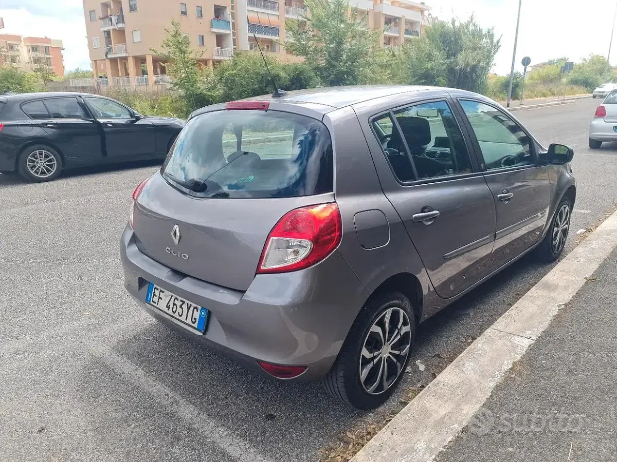Usata Renault Clio II 75 CV (55 kW) 2010 Grigio Berlina