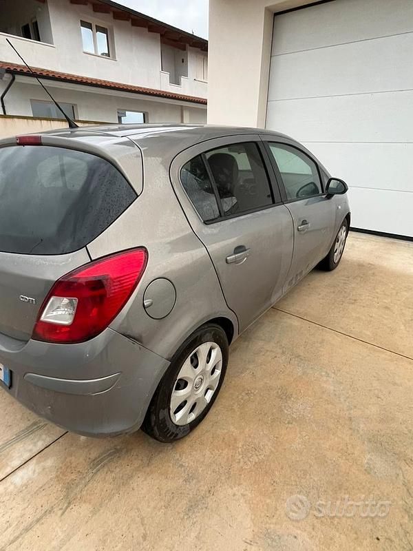 Usata Opel Corsa 75 CV (55 kW) 2010 Utilitaria