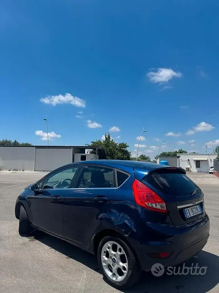 Usata Ford Fiesta Titanium 97 CV (71 kW) 2012 Blu Berlina