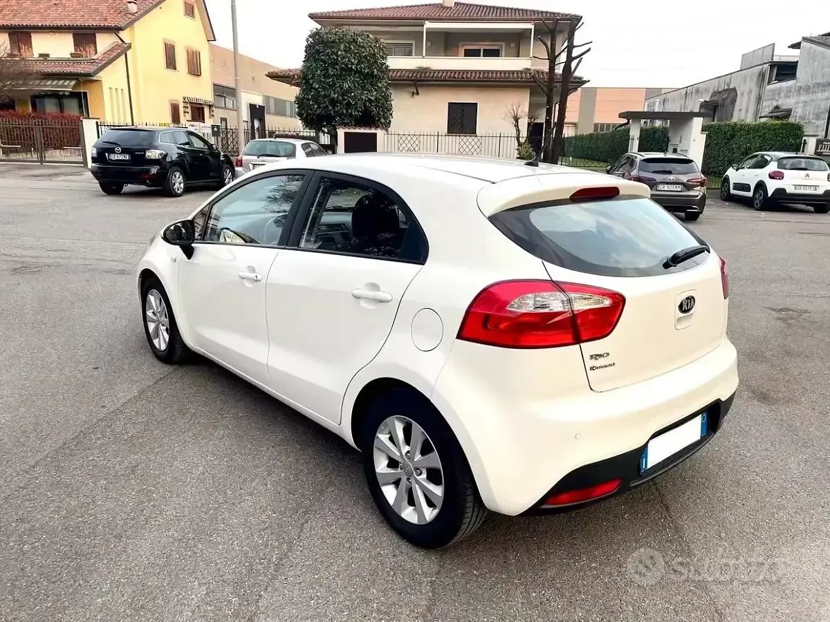 Second-hand Kia Rio EX 85 CP (62 kW) 2014 Alb Berlinǎ