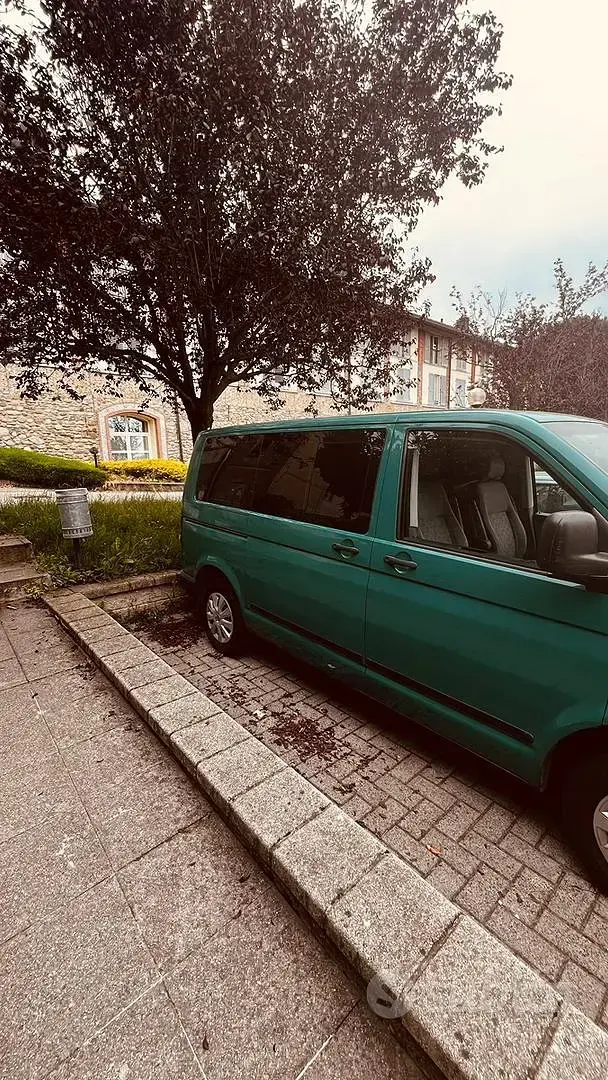 Usata VW Caravelle 131 CV (96 kW) 2006 Verde Furgone