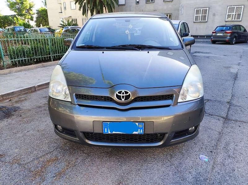 Usata Toyota Corolla Verso 177 CV (130 kW) 2006 Grigio Monovolume