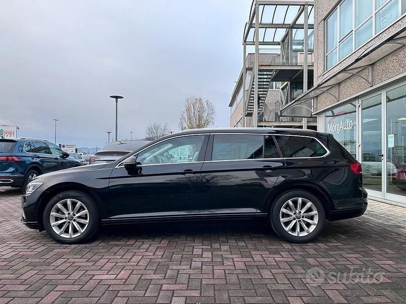 Usata VW Passat 150 CV (110 kW) 2022 Nero perla Station wagon