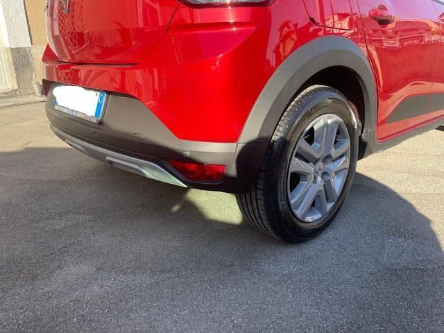 Usata Dacia Sandero Essentiel 101 CV (74 kW) 2022 Rosso Utilitaria