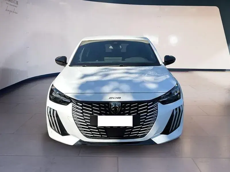 Usata Peugeot e-208 GT 114 kW (156 CV) 2024 Bianco Utilitaria