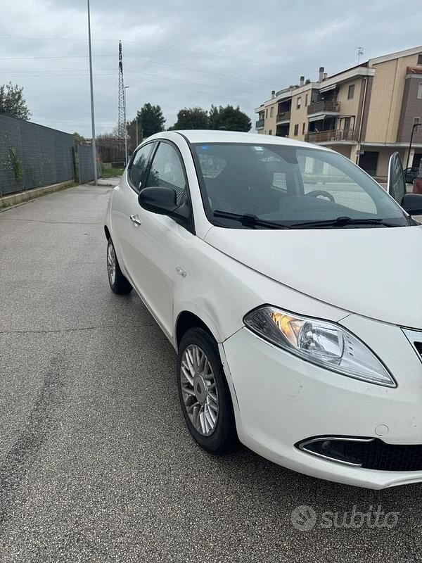 Usata Lancia Ypsilon 85 CV (62 kW) 2014 Bianco Utilitaria