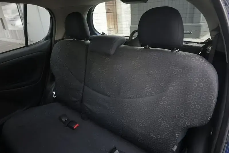 Usata Toyota Yaris Sol 65 CV (47 kW) 2003 Blu scuro Utilitaria