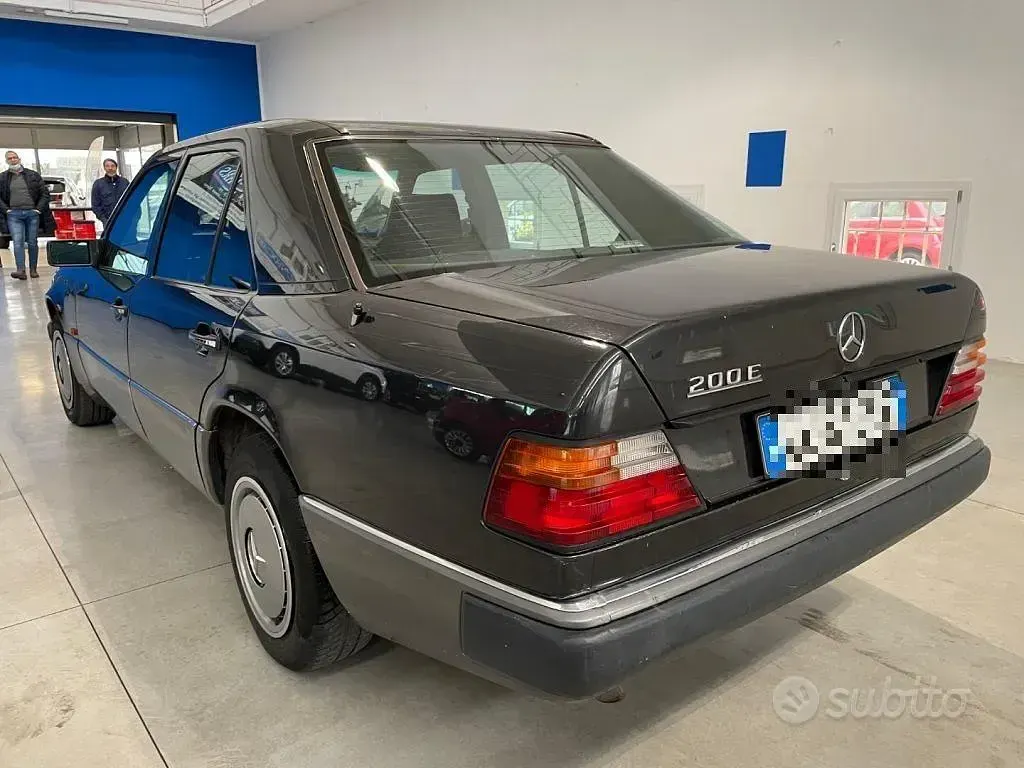 Usata Mercedes 200 118 CV (86 kW) 1990 Nero Berlina