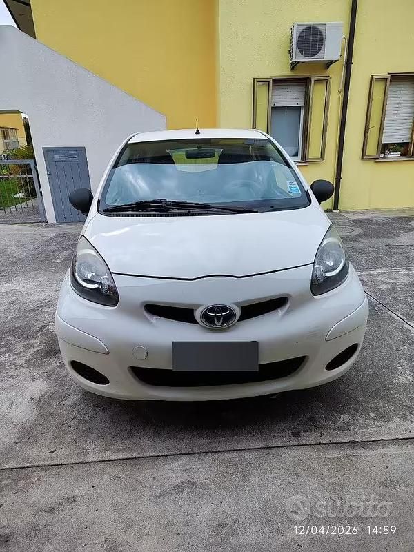 Usata Toyota Aygo Connect Style 68 CV (50 kW) 2011 Bianco Utilitaria