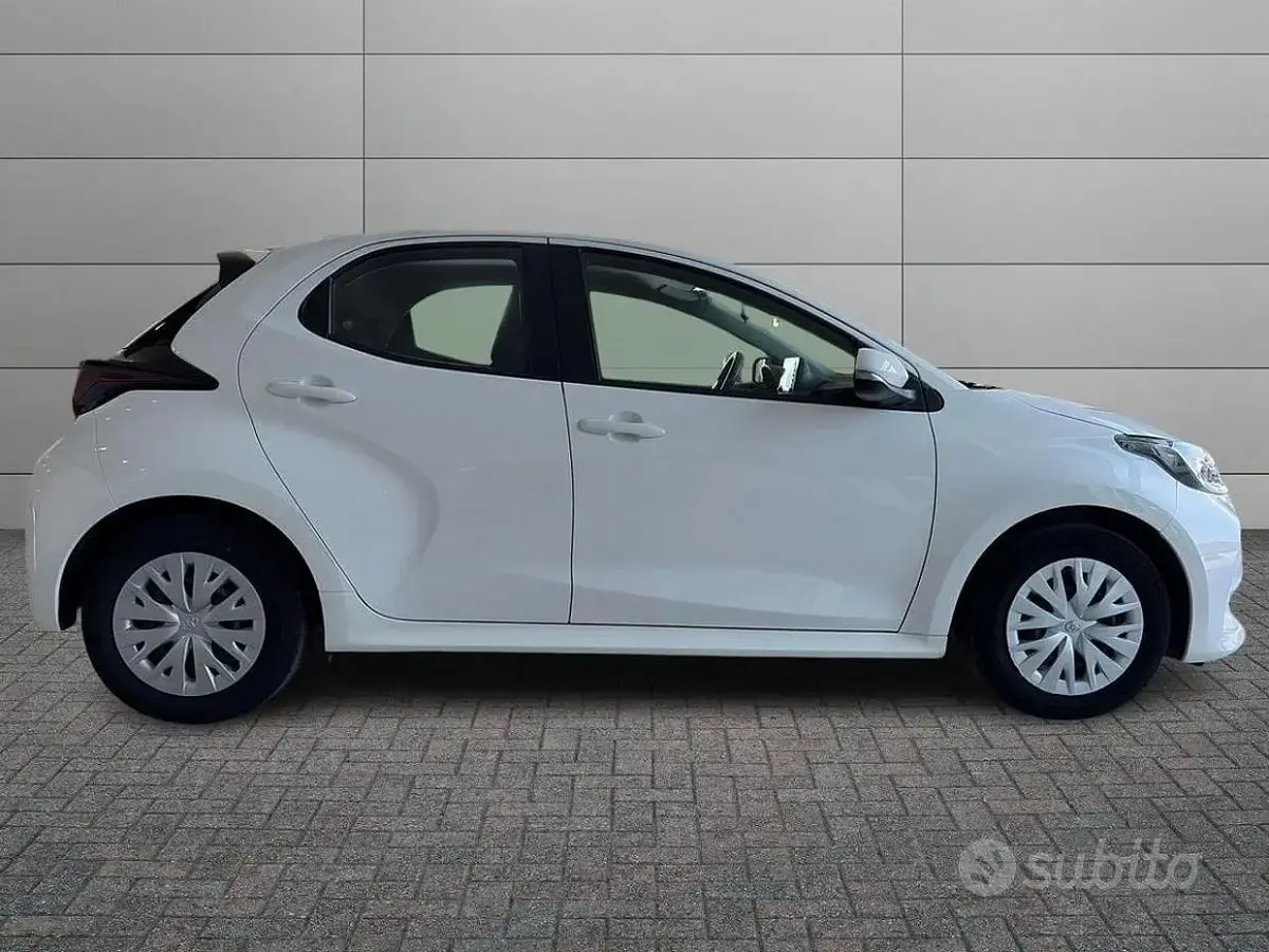 Usata Toyota Yaris Hybrid Active 92 CV (67 kW) 2022 Bianco Berlina