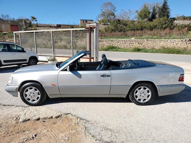 Usata Mercedes E200 136 CV (100 kW) 1994 Argento Cabrio